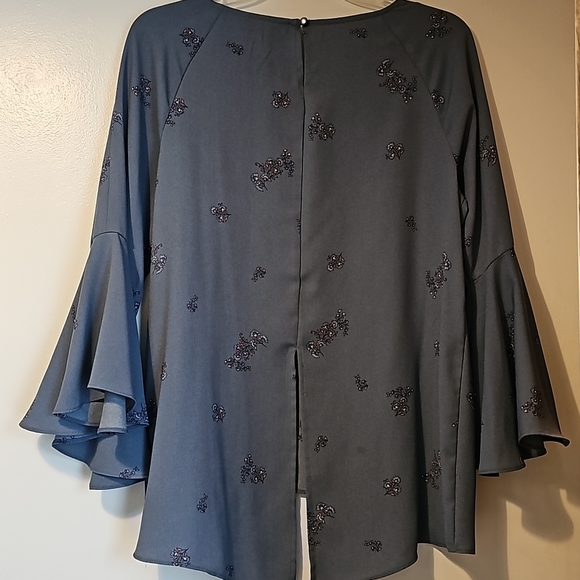 Long-sleeved, flared at wrists - Picture 5 of 7